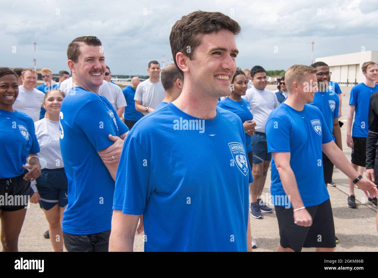 Les aviateurs de la U.S. Air Force se préparent pour la série de pistes de 5K, le 24 mai 2021, à la base aérienne de Ramstein, en Allemagne. Environ 250 membres du personnel en service actif ont participé à la course, ce qui a renforcé la capacité de préparation au combat et la résilience. Banque D'Images