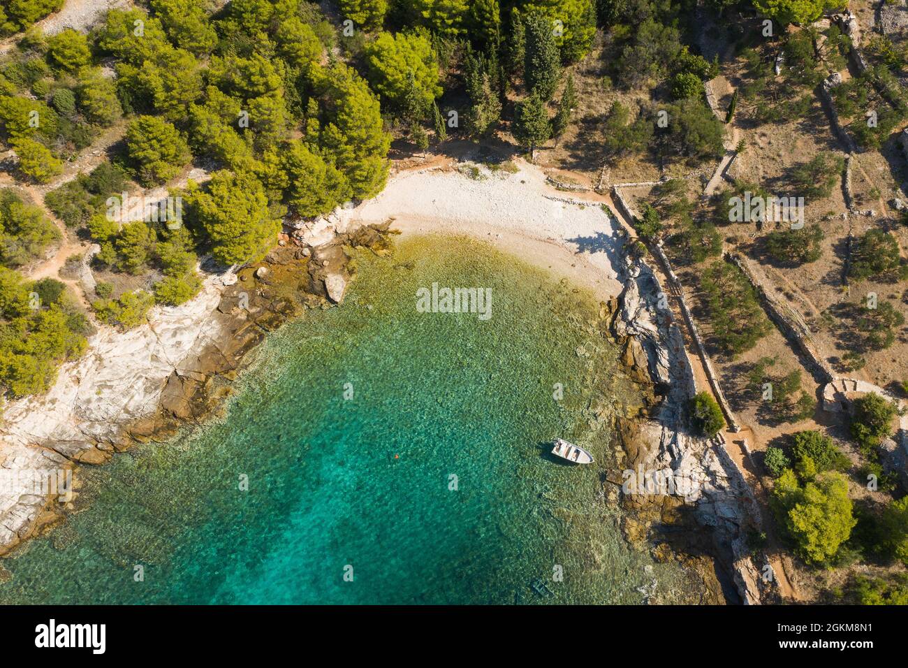 Belle baie et plage sur l'île de Murter, vue aérienne, Dalmatie, Croatie Banque D'Images