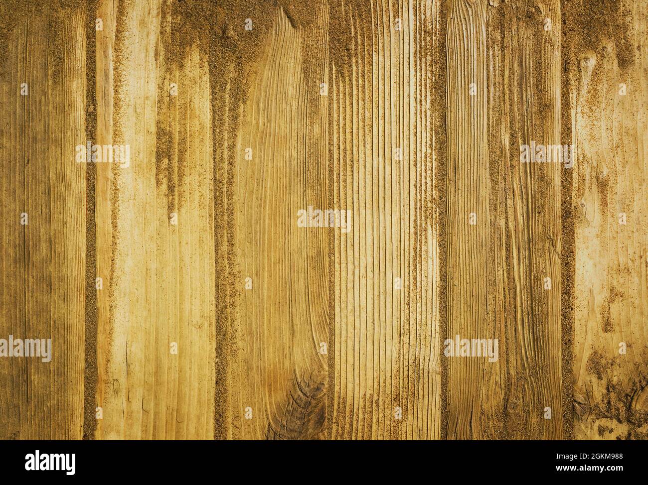 Sable de plage sur fond de bois raboté - mise en page avec espace de texte libre. Modèle naturel gros plan Banque D'Images