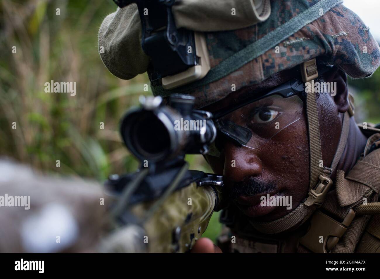 Caporal de lance du corps des Marines des États-Unis Rayshawn E. Owens, un mortier de l'équipe de débarquement de Bataillon (BLT) 3/5, 31e unité expéditionnaire maritime (MEU), poste la sécurité lors d'un exercice de récupération tactique d'aéronefs et de personnel (PIÈGE) à Camp Hansen, Okinawa, Japon, 25 mai 2021. Marines, avec le 31e MEU, effectue régulièrement des exercices DE PIÉGEAGE pour maintenir la compétence et la préparation. Le 31e MEU, le seul MEU en permanence déployé par les Marines, fournit une force flexible et mortelle prête à exécuter un large éventail d’opérations militaires en tant que première force de réponse aux crises dans la région Indo-Pacifique. Banque D'Images