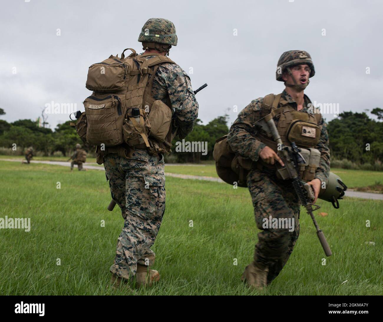 Les Marines des États-Unis avec l'équipe d'atterrissage du bataillon (BLT) 3/5, 31e unité expéditionnaire maritime (UMM), effectuent un exercice de récupération tactique d'aéronefs et de personnel (PIÈGE) à Camp Hansen, Okinawa (Japon), le 25 mai 2021. Marines, avec le 31e MEU, effectue régulièrement des exercices DE PIÉGEAGE pour maintenir la compétence et la préparation. Le 31e MEU, le seul MEU en permanence déployé par les Marines, fournit une force flexible et mortelle prête à exécuter un large éventail d’opérations militaires en tant que première force de réponse aux crises dans la région Indo-Pacifique. Banque D'Images