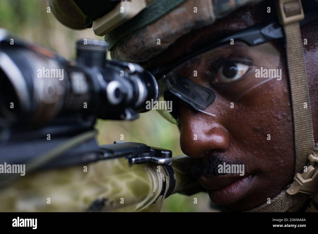 Caporal de lance du corps des Marines des États-Unis Rayshawn E. Owens, un mortier de l'équipe de débarquement de Bataillon (BLT) 3/5, 31e unité expéditionnaire maritime (MEU), poste la sécurité lors d'un exercice de récupération tactique d'aéronefs et de personnel (PIÈGE) à Camp Hansen, Okinawa, Japon, 25 mai 2021. Marines, avec le 31e MEU, effectue régulièrement des exercices DE PIÉGEAGE pour maintenir la compétence et la préparation. Le 31e MEU, le seul MEU en permanence déployé par les Marines, fournit une force flexible et mortelle prête à exécuter un large éventail d’opérations militaires en tant que première force de réponse aux crises dans la région Indo-Pacifique. Banque D'Images