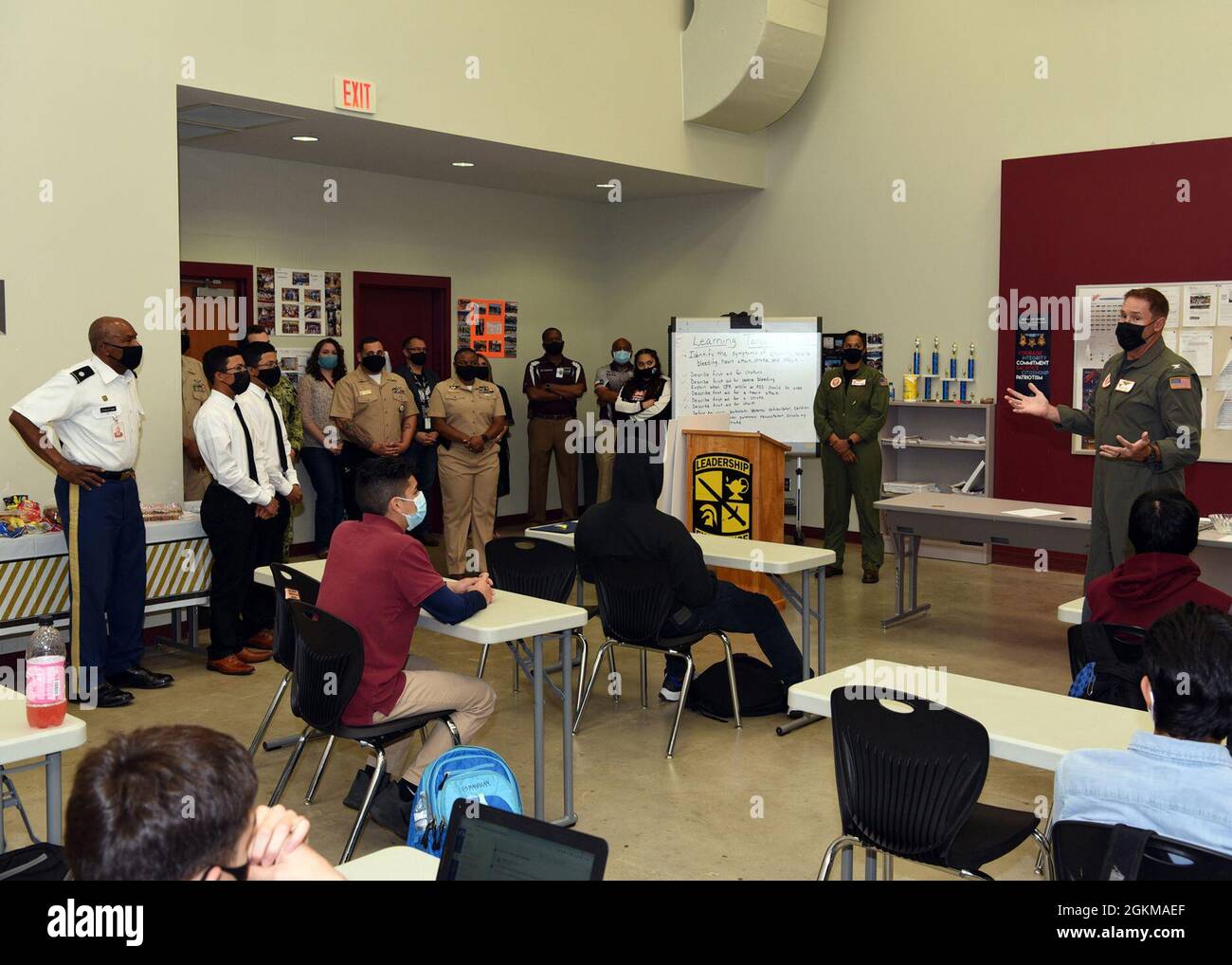 SAN ANTONIO – (25 mai 2021) Capt Davis Koss, aviateur naval, d'Orange Park, Floride, président de Naval Science à l'Université du Texas, Discute avec les élèves du programme du corps d’instruction des officiers de réserve juniors de l’Armée de terre de l’école secondaire Highlands des qualifications requises pour la bourse du corps d’instruction des officiers de la Réserve navale (NROTC) lors d’une cérémonie de présentation tenue à l’école. Le KOSS s'est rendu à Military City USA pour récompenser les frères jumeaux Cadets Lt. Coll. Kalvin et le 1er Lt. Kelvin Rodriguez Rivera avec des bourses du NROTC d'un montant de 180,000 $ chacune. Les frères vont fréquenter l'Université de te Banque D'Images