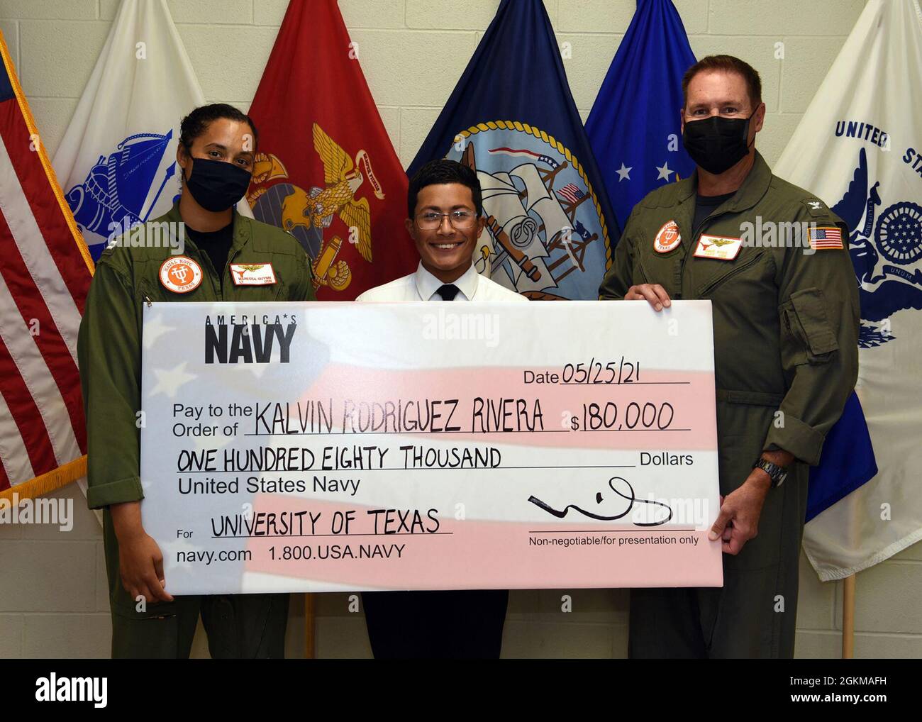SAN ANTONIO – (le 25 mai 2021) le lieutenant-colonel Kalvin Rodriguez Rivera, de San Antonio, un ancien de l'école secondaire Highlands, a reçu la bourse du corps d'instruction des officiers de la Réserve navale (NROTC) d'un montant de 180,000 000 $ lors d'une présentation spéciale tenue à l'école. Le prix a été remis par le capitaine Davis Koss, d'Orange Park, en Floride, président de Naval Science à l'Université du Texas et par le lieutenant Marissa Guynn, d'Uniontown, en Pennsylvanie, instructeur d'aviation à l'université où Rodriguez Rivera assistera à l'automne avec son frère jumeau, Cadet 1er lieutenant Kelvin Rodrigu Banque D'Images