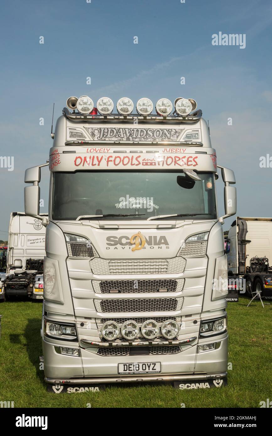 Des œuvres d'art brossées à l'air montrant des ennemis et des chevaux à thème uniquement sur un taxi de transport Scania lors d'un rassemblement à vapeur à Cheshire, en Angleterre, au Royaume-Uni Banque D'Images