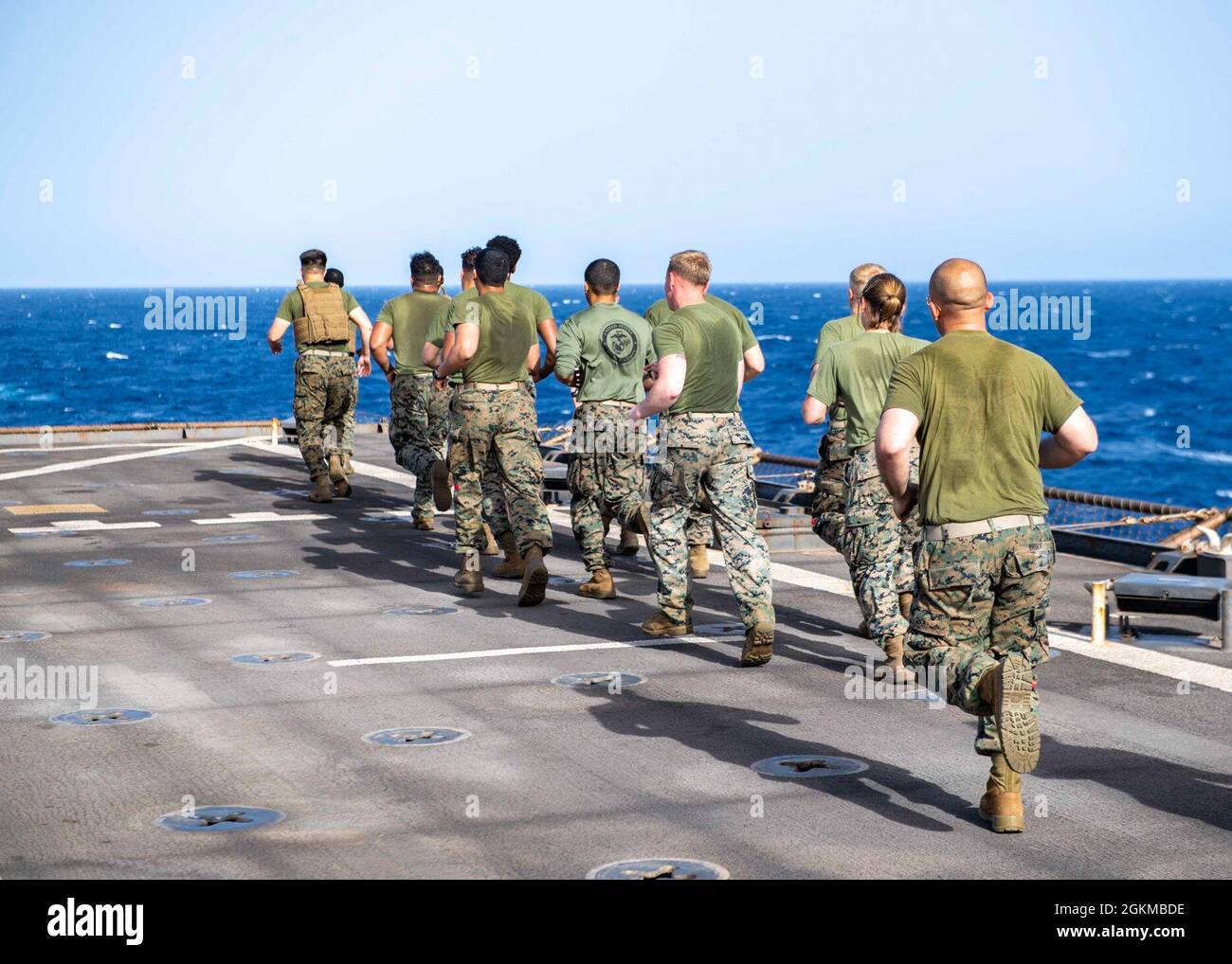 210525-N-NQ285-1008 MER MÉDITERRANÉE (25 mai 2021) les Marines affectées à la 24e unité expéditionnaire maritime (UMM) courent sur le pont de vol du navire d'atterrissage de la classe Harpers Ferry USS carter Hall (LSD 50), le 25 mai 2021. Carter Hall opère en mer Méditerranée avec l'escadron amphibie 4 et le 24e MEU dans le cadre du Iwo Jima Amphiobie Ready Group. Banque D'Images