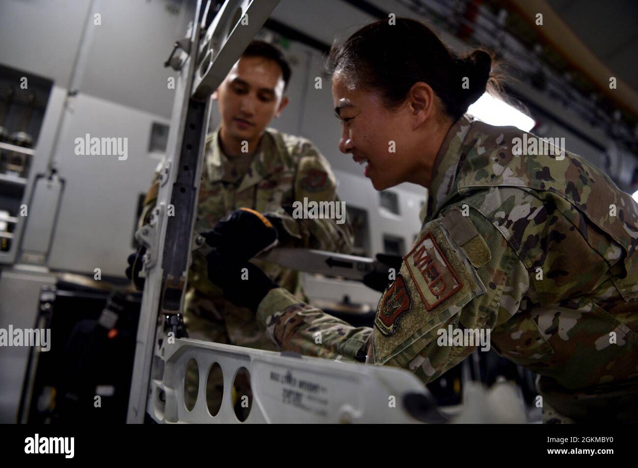 Le capitaine John Penaranda, 624e Escadron de génie civil, et le capitaine Louise Saraboosing, 624e Escadron de mise en place aéromédicale, préparent un C-17 pour une démonstration d'évacuation aéromédicale à la base conjointe Pearl Harbor-Hickam, à Hawaï, le 25 mai 2021. En l'honneur du mois du patrimoine asiatique des îles du Pacifique, des militaires actifs, de la Réserve aérienne et des aviateurs de la Garde nationale aérienne d'origine asiatique américaine et insulaire du Pacifique se sont réunis pour démontrer les capacités de la Force aérienne aux cadets du ROTC de l'Université d'Hawaï. Banque D'Images