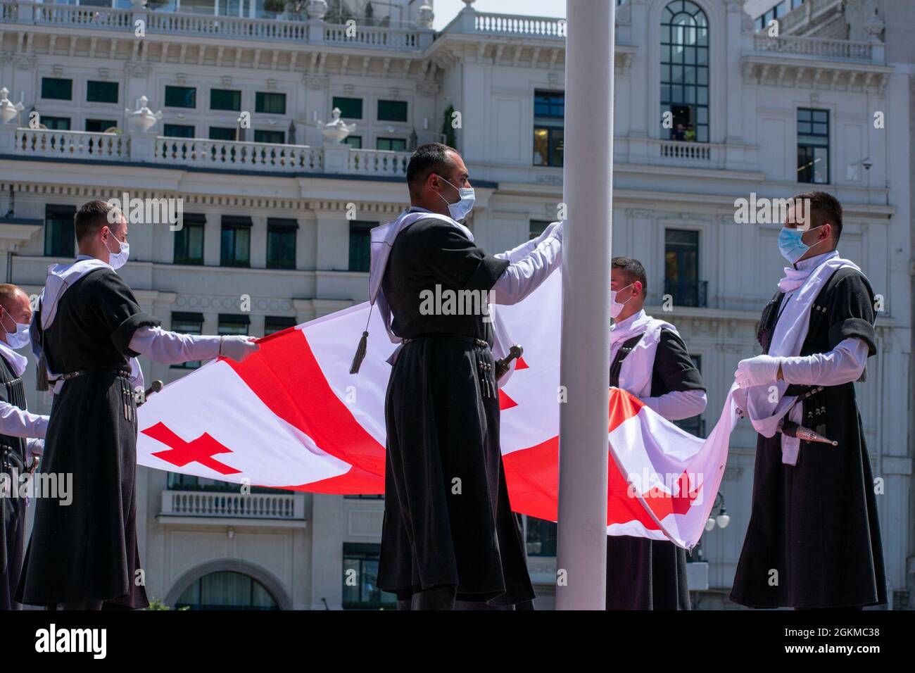 Les membres des Forces de défense géorgiennes lèvent le drapeau de leur pays lors d’une répétition de la célébration de la Journée de l’indépendance de la Géorgie sur la place de la liberté à Tbilissi, en Géorgie, le 24 mai 2021. Le 26 mai, la Géorgie célèbre l'adoption de l'Acte d'indépendance, qui a créé la République démocratique de Géorgie en 1918. C'est aussi la 30e année du pays en tant que nation libre et indépendante depuis sa séparation de l'ancienne Union soviétique. Les Marines et les soldats américains ont été les seuls soldats étrangers invités à participer avec les troupes des Forces de défense géorgiennes pendant le temps de t Banque D'Images