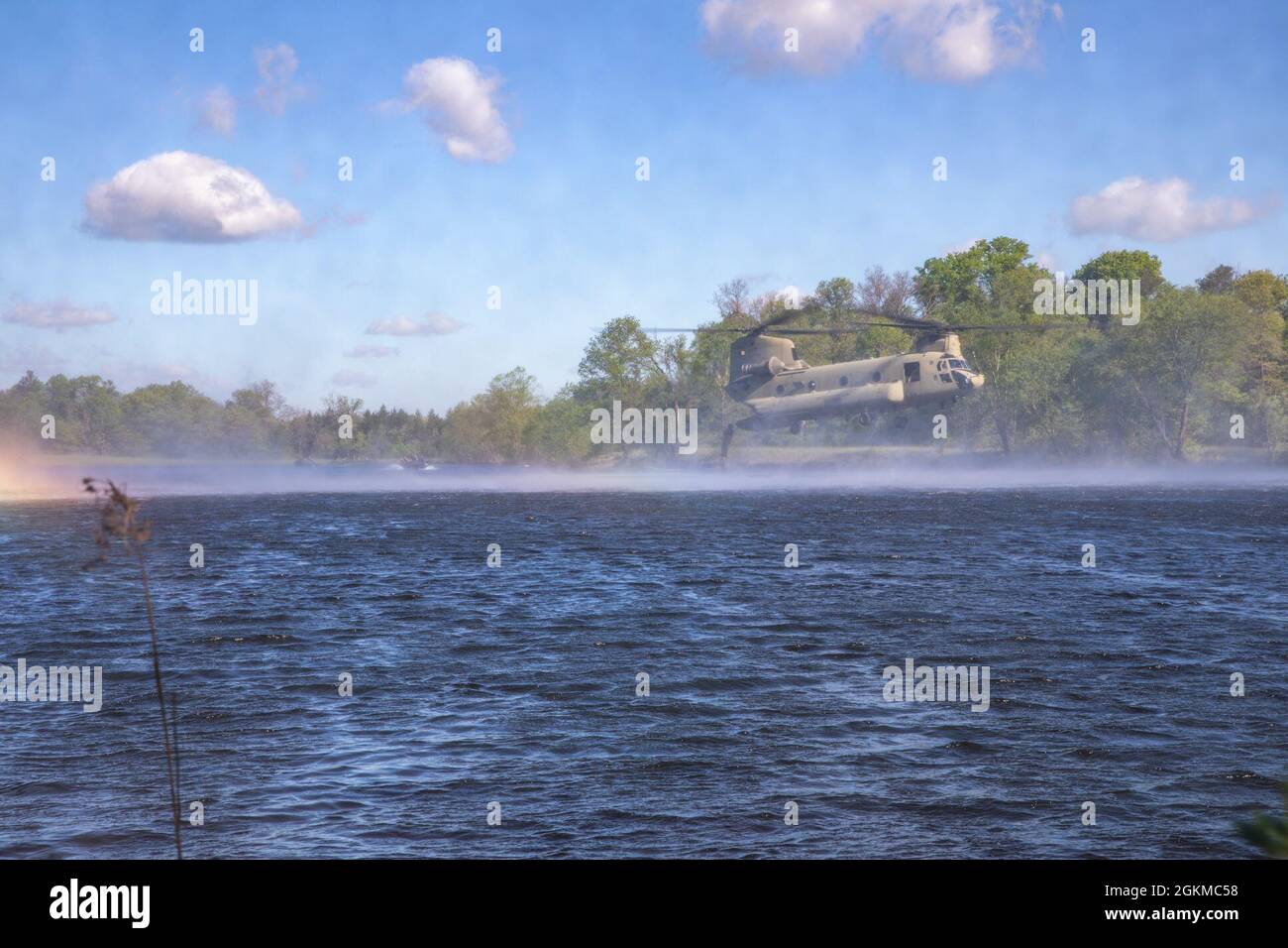 Environ 80 soldats de tout le pays se sont rendus à fort McCoy pour participer au concours du meilleur guerrier/meilleur escouade de la réserve de l'Armée de terre qui se déroulera du 19 au 28 mai 2021 à fort McCoy, Wis. Le BWC de 2021 est une compétition annuelle récurrente qui réunit les meilleurs soldats de toute la Réserve de l'Armée des États-Unis pour gagner le titre de « meilleur guerrier » ou « meilleur Squad » parmi leurs pairs. Les concurrents sont évalués sur leur capacité individuelle à s'adapter et à surmonter des scénarios difficiles et des événements axés sur la bataille, qui testent leurs capacités techniques et tactiques sous le stress et la fatigue extrême. Banque D'Images