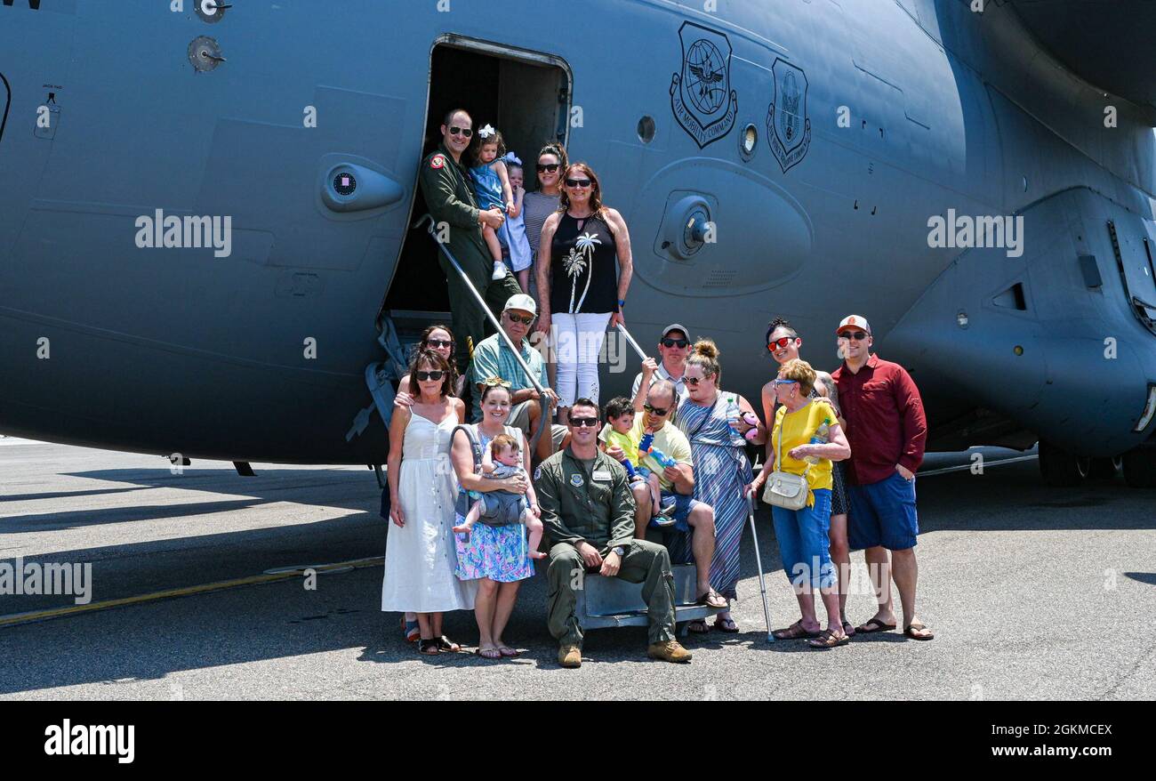 Le major de la Force aérienne des États-Unis, Robert Riggs, pilote du 15e Escadron de transport aérien, pose avec ses amis et sa famille une photo de groupe devant un C-17 Globemaster III après son dernier vol à la joint base Charleston, S.C., le 25 mai 2021. Un « vol fini » marque le dernier vol d'une carrière de pilote dans la Force aérienne. Banque D'Images