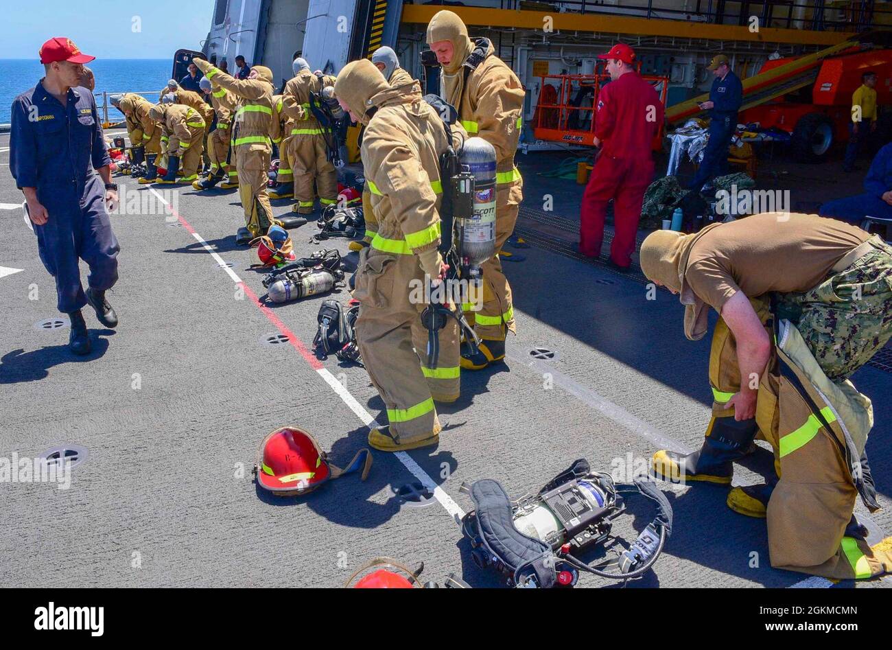 210525-N-MT581-2107 OCÉAN PACIFIQUE (le 25 mai 2021) des sages-navires de divers collèges participent à une formation de lutte contre les incendies à bord du quai de transport amphibie USS John P. Murtha (LPD 26), mai 25. John P. Murtha mène actuellement des opérations de routine dans la troisième flotte des États-Unis. Banque D'Images