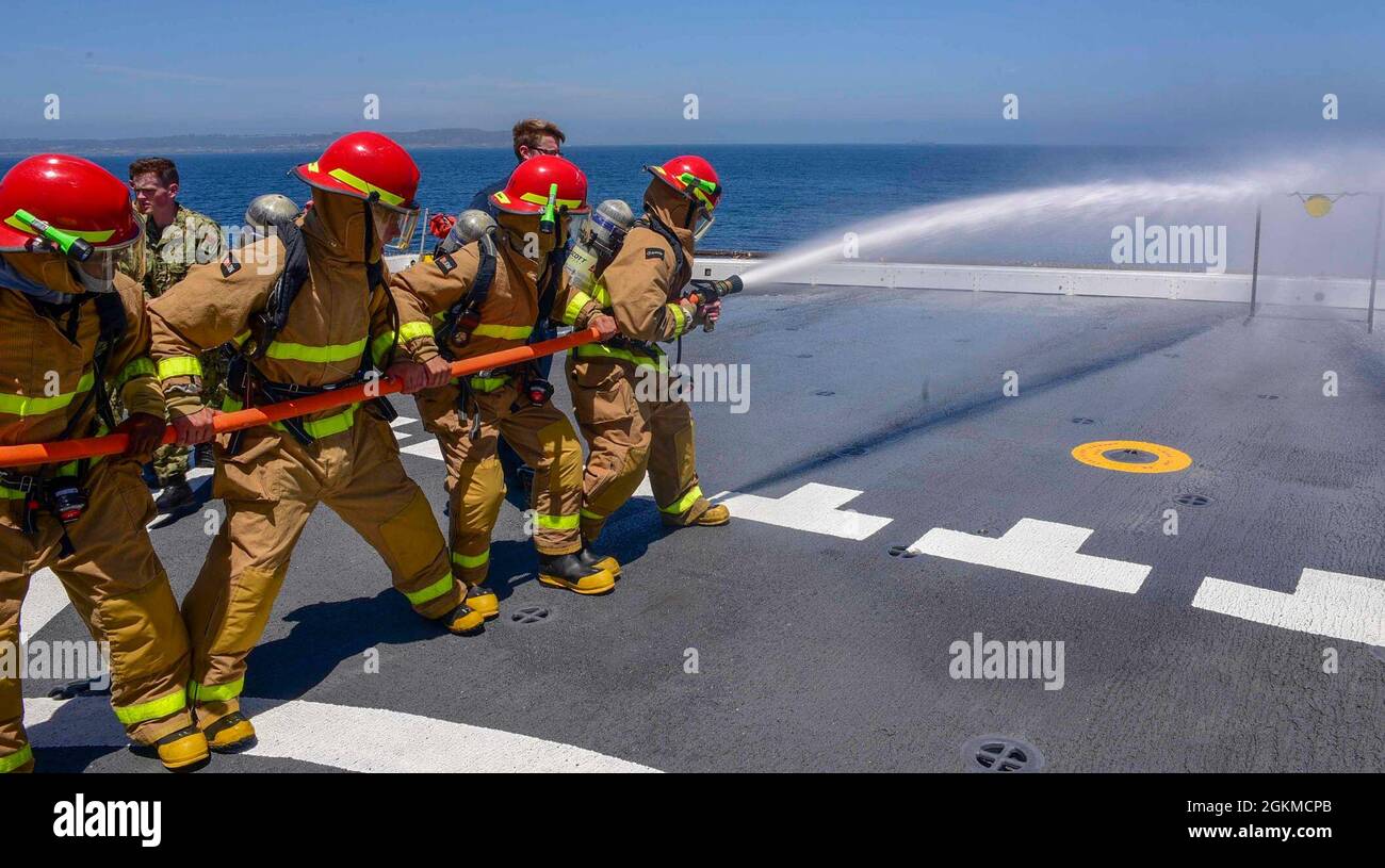 210525-N-MT581-2270 OCÉAN PACIFIQUE (le 25 mai 2021) des sages-navires de divers collèges participent à une formation de lutte contre les incendies à bord du quai de transport amphibie USS John P. Murtha (LPD 26), mai 25. John P. Murtha mène actuellement des opérations de routine dans la troisième flotte des États-Unis. Banque D'Images