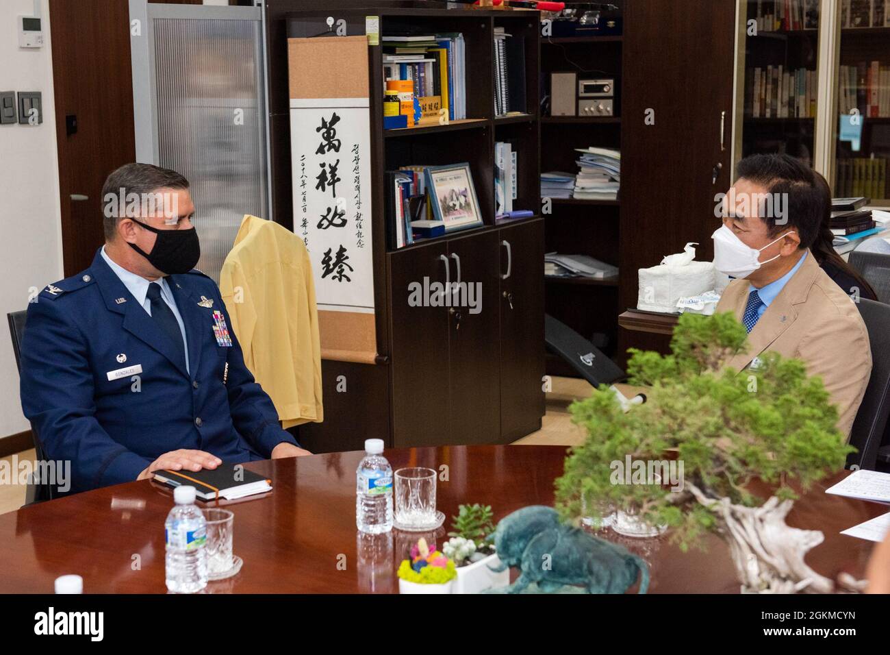 Le colonel John Gonzales, 51e commandant de l'escadre de combat, à gauche, s'entretient avec Jang Seon Jung, maire de Pyeongtaek City, au sujet des divers défis qu'ils ont rencontrés ensemble à Pyeongtaek City, République de Corée, le 25 mai 2021. La base aérienne d'Osan et la ville de Pyongtaek ont travaillé ensemble pour relever de nombreux défis au cours de la dernière année. Banque D'Images