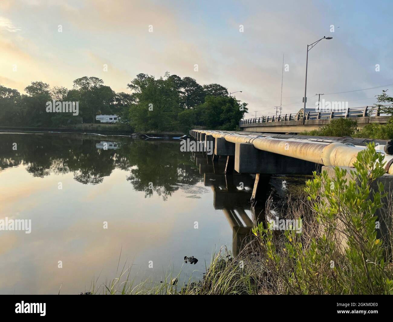 La Garde côtière et les organismes partenaires continuent de réagir à un déversement d'hydrocarbures d'une quantité inconnue à Steamboat Creek, Norfolk, le 26 mai 2021. Les équipes d'intervention en cas de déversement d'hydrocarbures ont déployé un kilomètre de rampe dans la zone touchée et ont recueilli environ 60 gallons de déchets huileux depuis le début de l'intervention. Banque D'Images