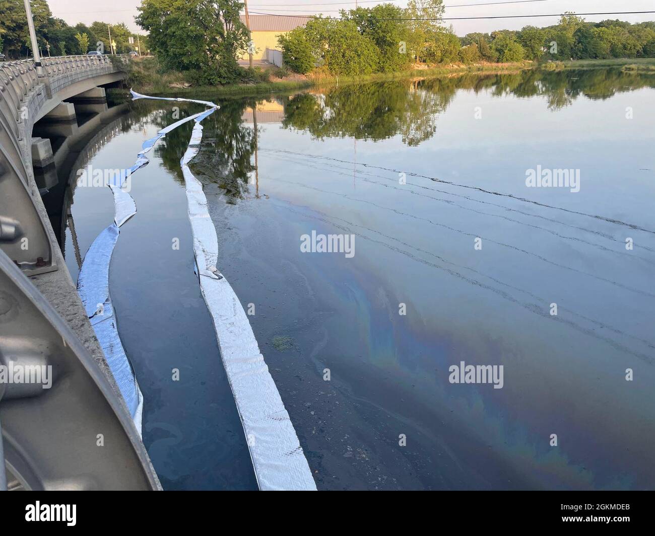 La Garde côtière et les organismes partenaires continuent de réagir à un déversement d'hydrocarbures d'une quantité inconnue à Steamboat Creek, Norfolk, le 26 mai 2021. Les équipes d'intervention en cas de déversement d'hydrocarbures ont déployé un kilomètre de rampe dans la zone touchée et ont recueilli environ 60 gallons de déchets huileux depuis le début de l'intervention. Banque D'Images