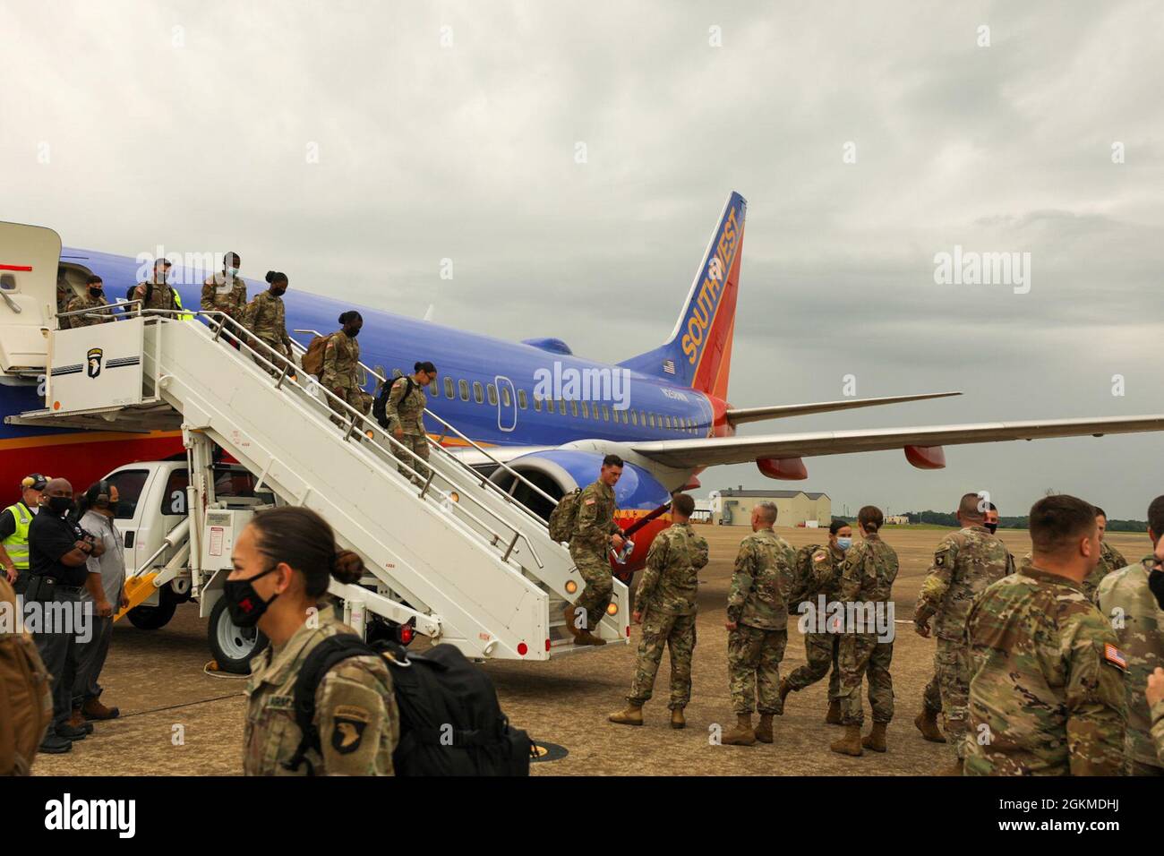 Des soldats du bataillon de soutien de 626 brigades retournent d'Orlando, en Floride, le 25 mai 2021, à fort Campbell. À Orlando, ces soldats ont soutenu l'Agence fédérale de gestion des urgences et l'État de Floride dans le cadre de la mission de soutien à la vaccination visant à aider à distribuer des vaccins aux membres de la communauté. (Photos de l'Armée I.S par le SPC Kendall Lewis, 40ème détachement des Affaires publiques) Banque D'Images