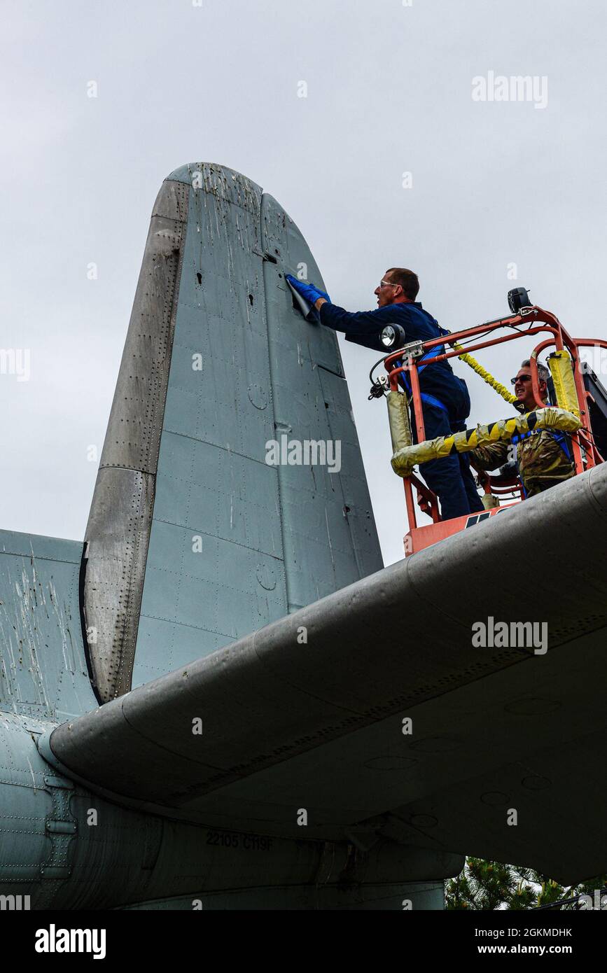 Le Maj Jared Cummings, 914e pilote de ravitaillement aérien de la KC-135, se prépare à combler un trou dans la queue d'un wagon C-119 statique à la station de réserve aérienne de Niagara Falls, New York, le 26 mai 2021. Le wagon a été affecté au 328e Escadron de transport de troupes en 1958 et a pris sa retraite en 1971 pour le C-130A Hercules. Banque D'Images