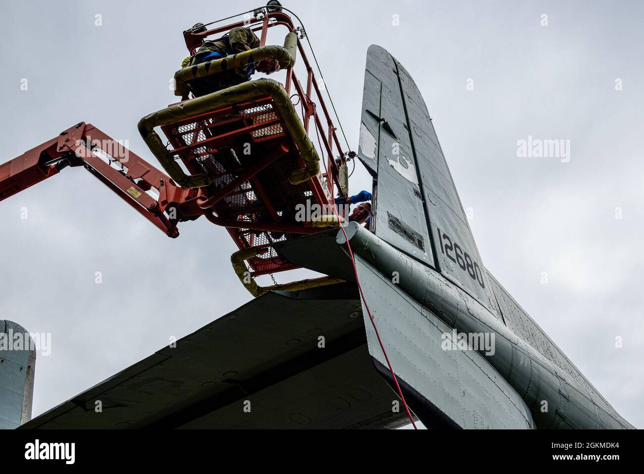 Le Maj Jared Cummings, 914e pilote de ravitaillement aérien de la KC-135, se prépare à combler un trou dans la queue d'un wagon C-119 statique à la station de réserve aérienne de Niagara Falls, New York, le 26 mai 2021. Le wagon a été affecté au 328e Escadron de transport de troupes en 1958 et a pris sa retraite en 1971 pour le C-130A Hercules. Banque D'Images