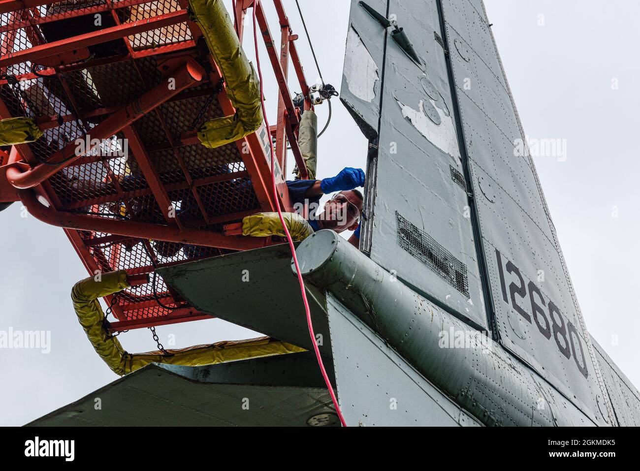 Le Maj Jared Cummings, 914e pilote de ravitaillement aérien de la KC-135, se prépare à combler un trou dans la queue d'un wagon C-119 statique à la station de réserve aérienne de Niagara Falls, New York, le 26 mai 2021. Le wagon a été affecté au 328e Escadron de transport de troupes en 1958 et a pris sa retraite en 1971 pour le C-130A Hercules. Banque D'Images