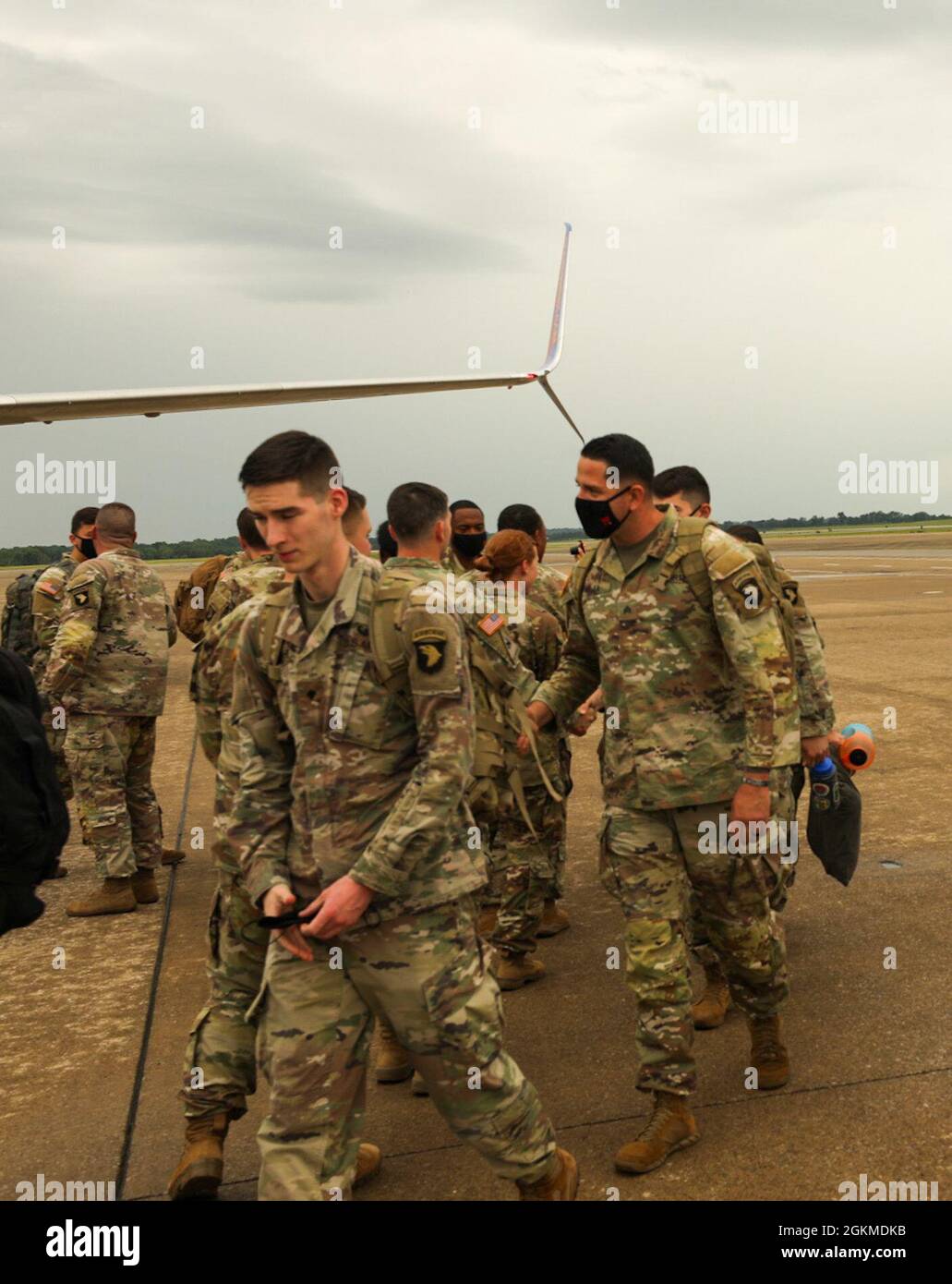 Des soldats du bataillon de soutien de 626 brigades retournent d'Orlando, en Floride, le 25 mai 2021, à fort Campbell. À Orlando, ces soldats ont soutenu l'Agence fédérale de gestion des urgences et l'État de Floride dans le cadre de la mission de soutien à la vaccination visant à aider à distribuer des vaccins aux membres de la communauté. (Photos de l'Armée I.S par le SPC Kendall Lewis, 40ème détachement des Affaires publiques) Banque D'Images