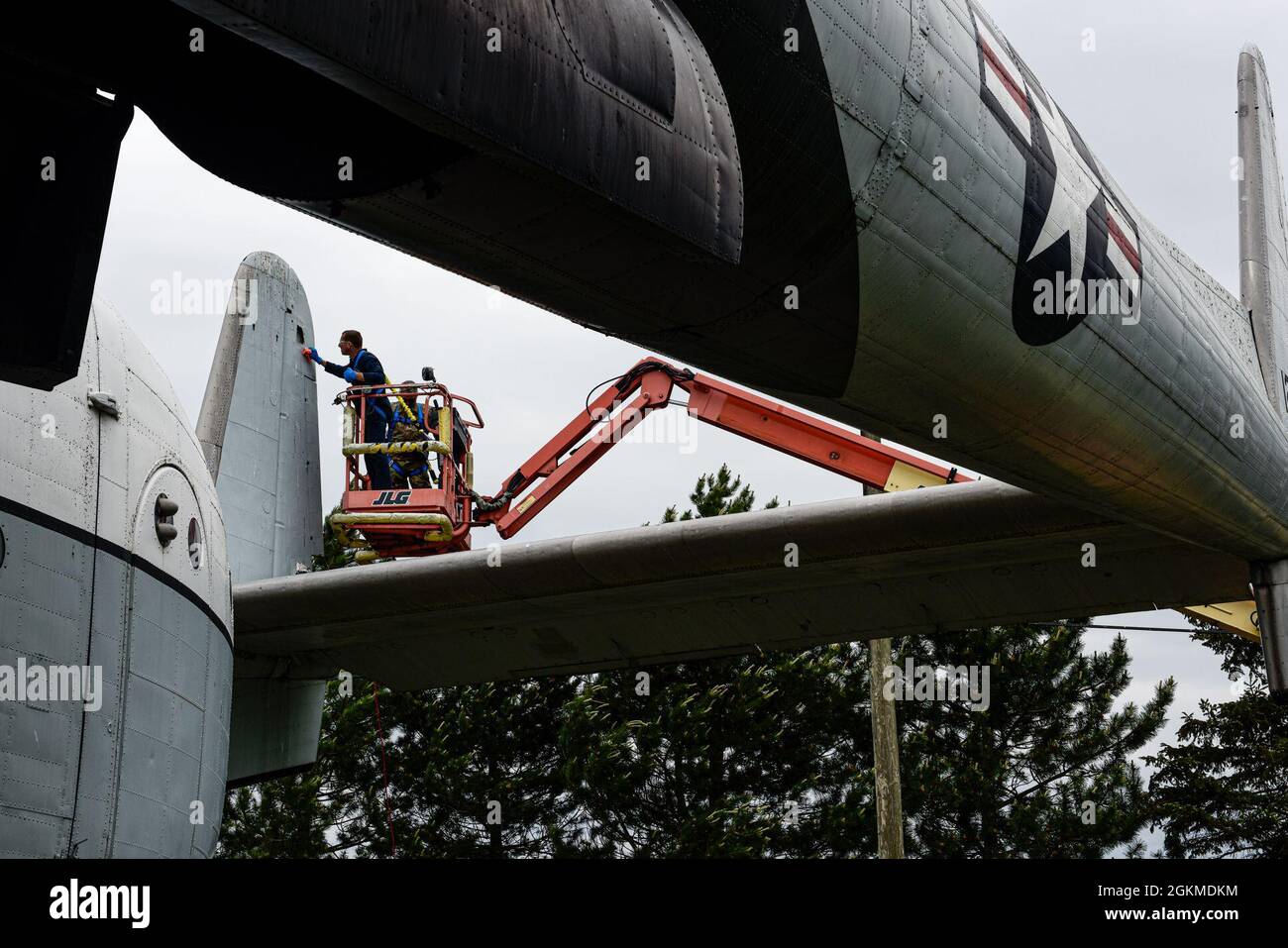 Le Maj Jared Cummings, 914e pilote de ravitaillement en carburant aérien de la KC-135, enlonge un trou pour préparer un timbre sur la queue d'un wagon statique C-119 à la station de réserve aérienne de Niagara Falls, New York, le 26 mai 2021. Le wagon a été affecté au 328e Escadron de transport de troupes en 1958 et a pris sa retraite en 1971 pour le C-130A Hercules. Banque D'Images