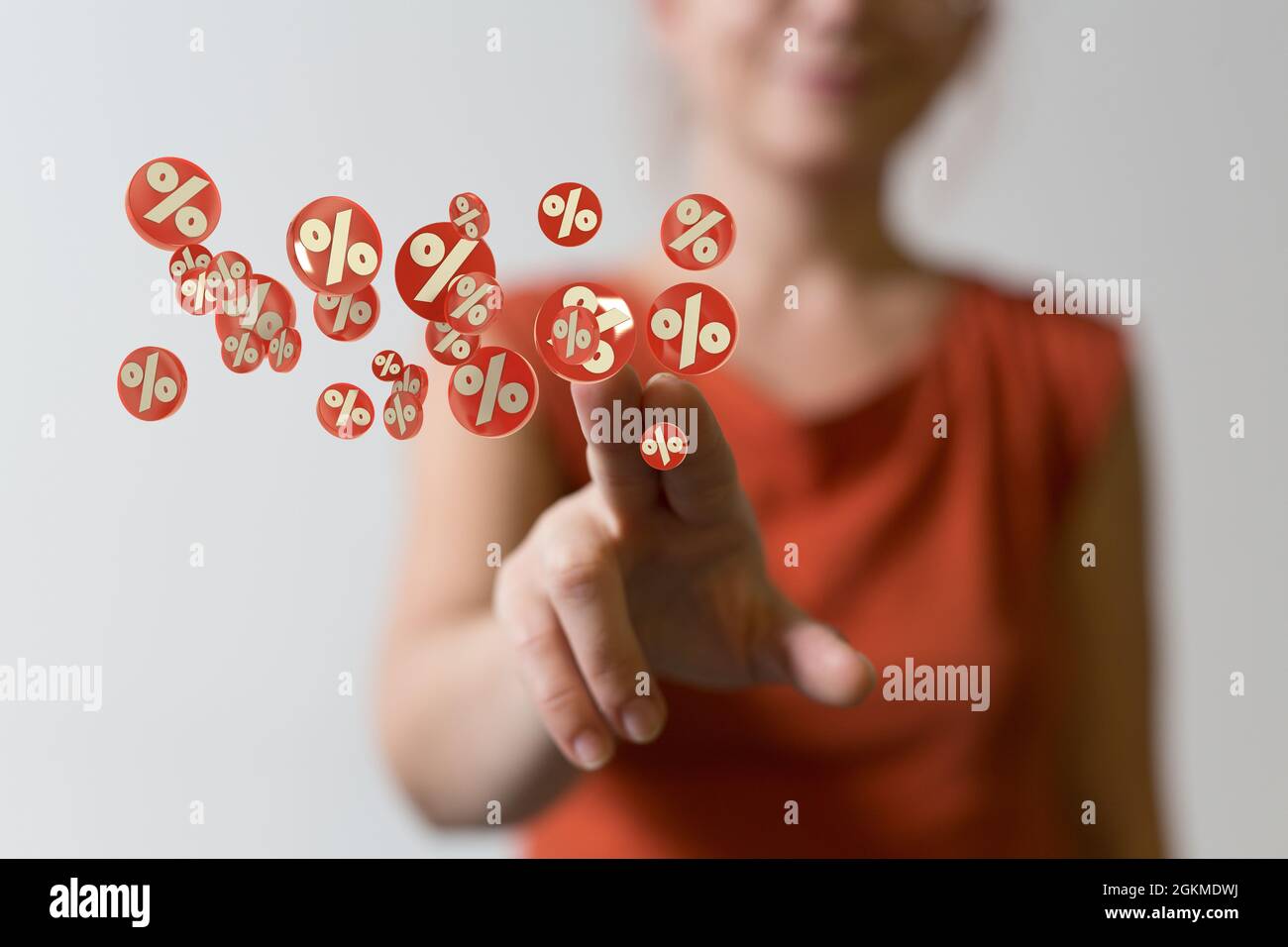 rendu 3d des symboles de pourcentage blancs sur les bureaux circulaires rouges avec une main de femme atteinte Banque D'Images
