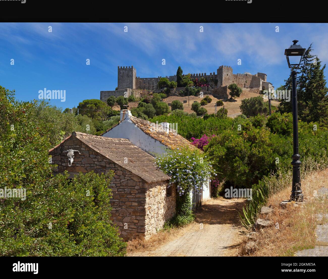 Le village fortifié de Castellar de la Frontera, dans la province de Cadix, en Andalousie, Espagne, est situé dans une forteresse mauresque-chrétienne préservée. Banque D'Images