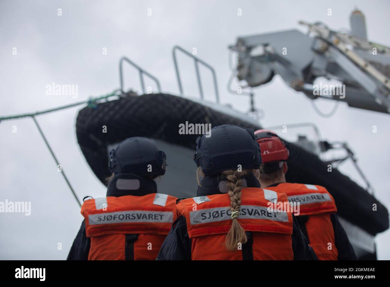 Royal Norwegeian Navy HNoMS Fridtjof Nansen (F310) pratique des situations d'homme à la mer (MOB). Un déploiement et un retour rapides et sûrs de la RHIB sont essentiels à un sauvetage efficace.Nansen participe à « at-Sea-Demonstration formidable Shield 2021 » dirigé par la Force de frappe OTAN. Banque D'Images