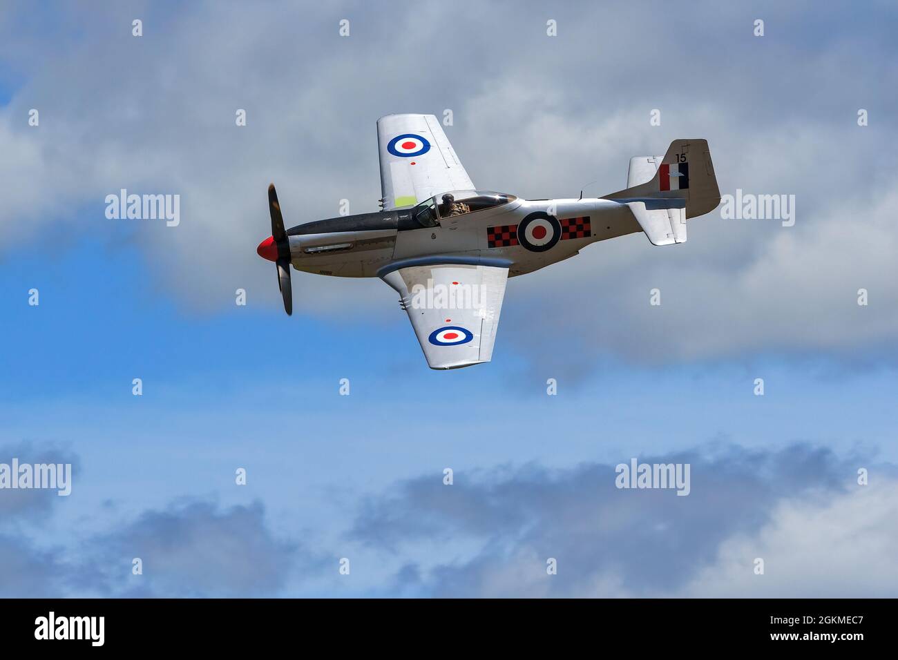 Un P-51 Mustang, un avion de chasse américain de la Seconde Guerre mondiale, dans le ciel lors d'un spectacle aérien Banque D'Images