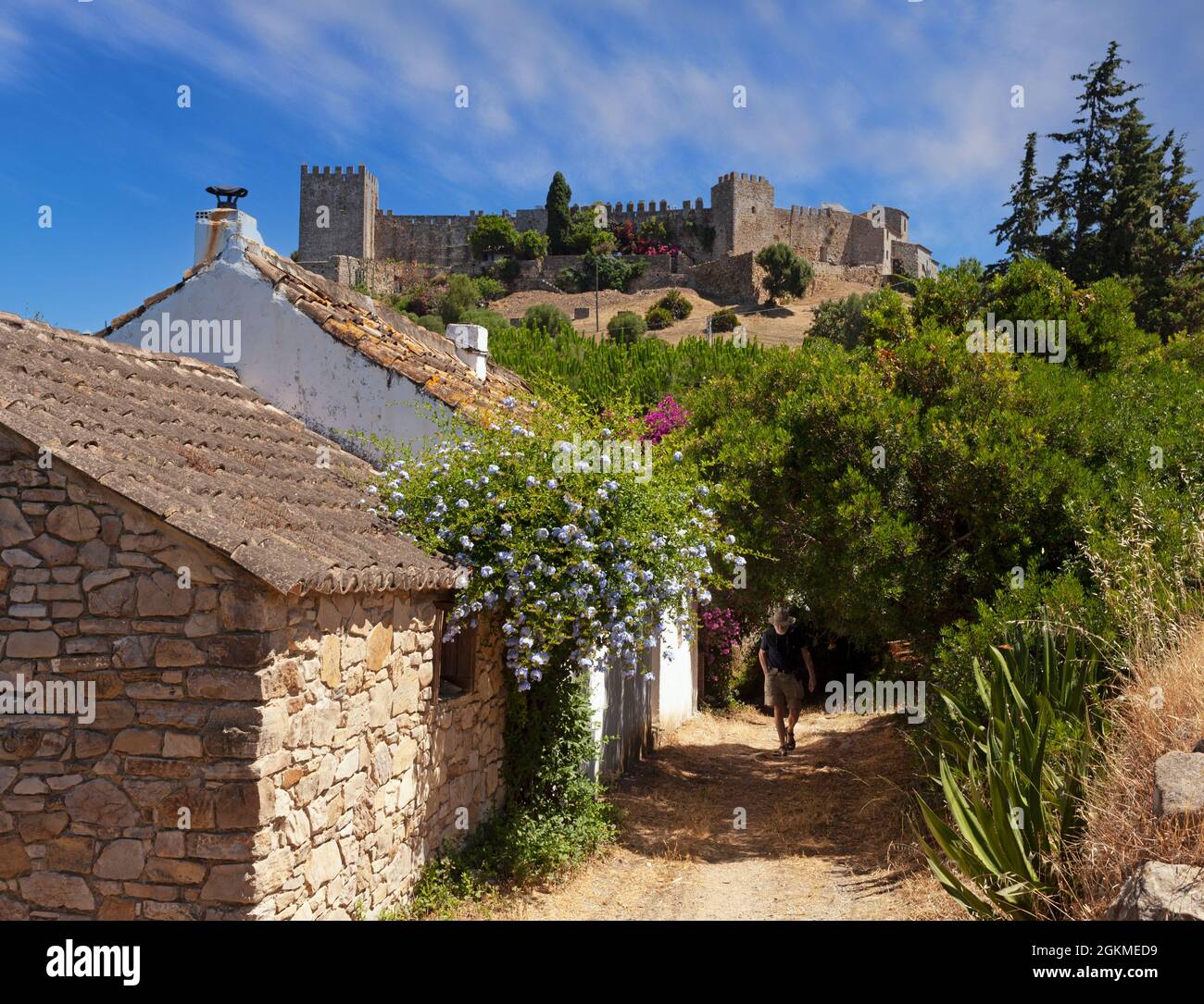 Le village fortifié de Castellar de la Frontera, dans la province de Cadix, en Andalousie, Espagne, est situé dans une forteresse mauresque-chrétienne préservée. Banque D'Images