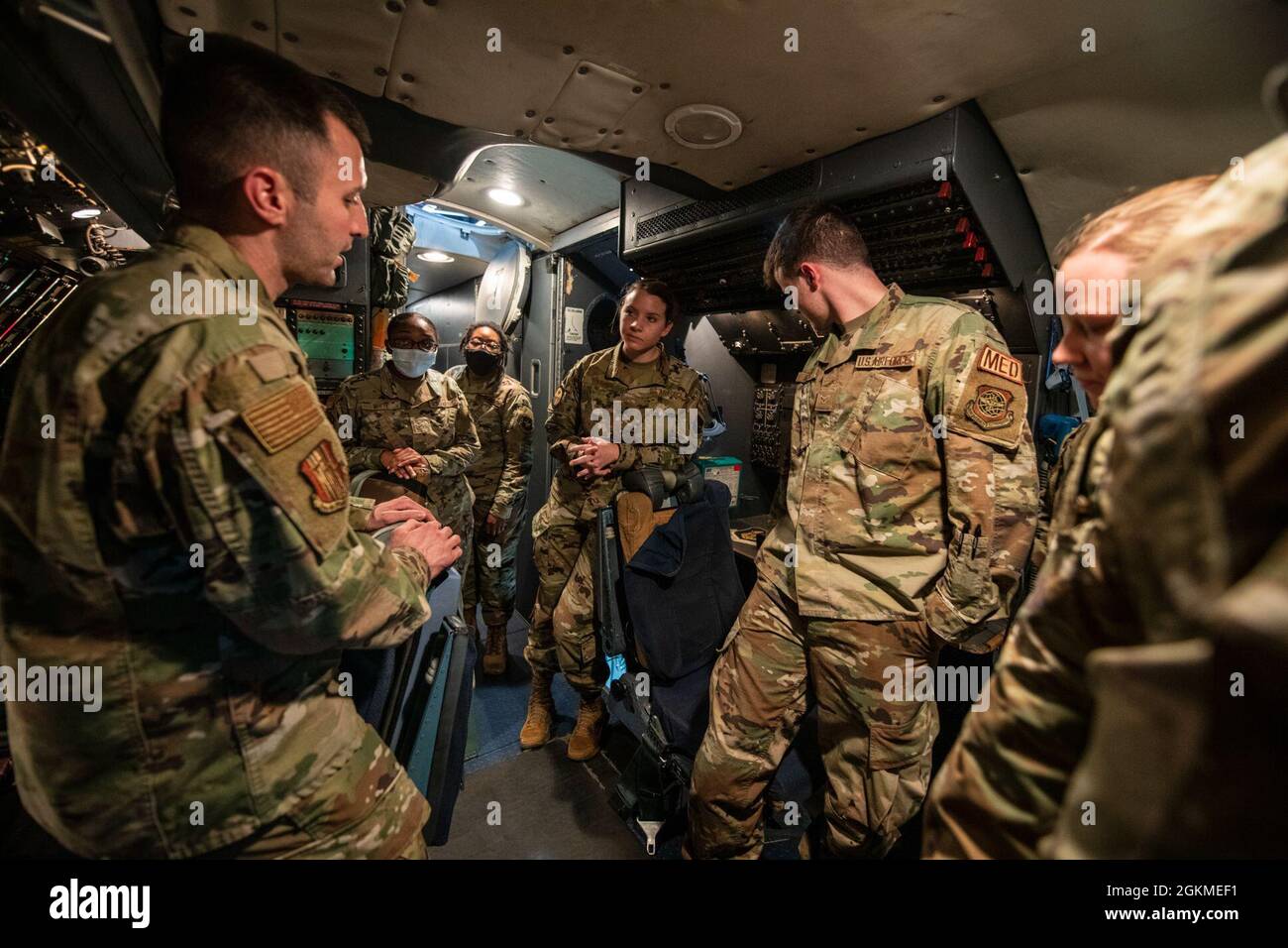 Sergent d'état-major de la Force aérienne des États-Unis Andrew Stevens, à gauche, 60e Groupe de maintenance C-5M instructeur en chef de l'équipage Super Galaxy, informe les aviateurs du 60e Groupe médical sur les capacités du C-5 le 26 mai 2021, à la base aérienne de Travis, en Californie. Des aviateurs du 60ème MXG ont effectué une visite des différents aérodromes de la base pour les aviateurs travaillant dans l’équipe d’intervention de la COVID-19 afin de partager leur contribution à la mission. Banque D'Images