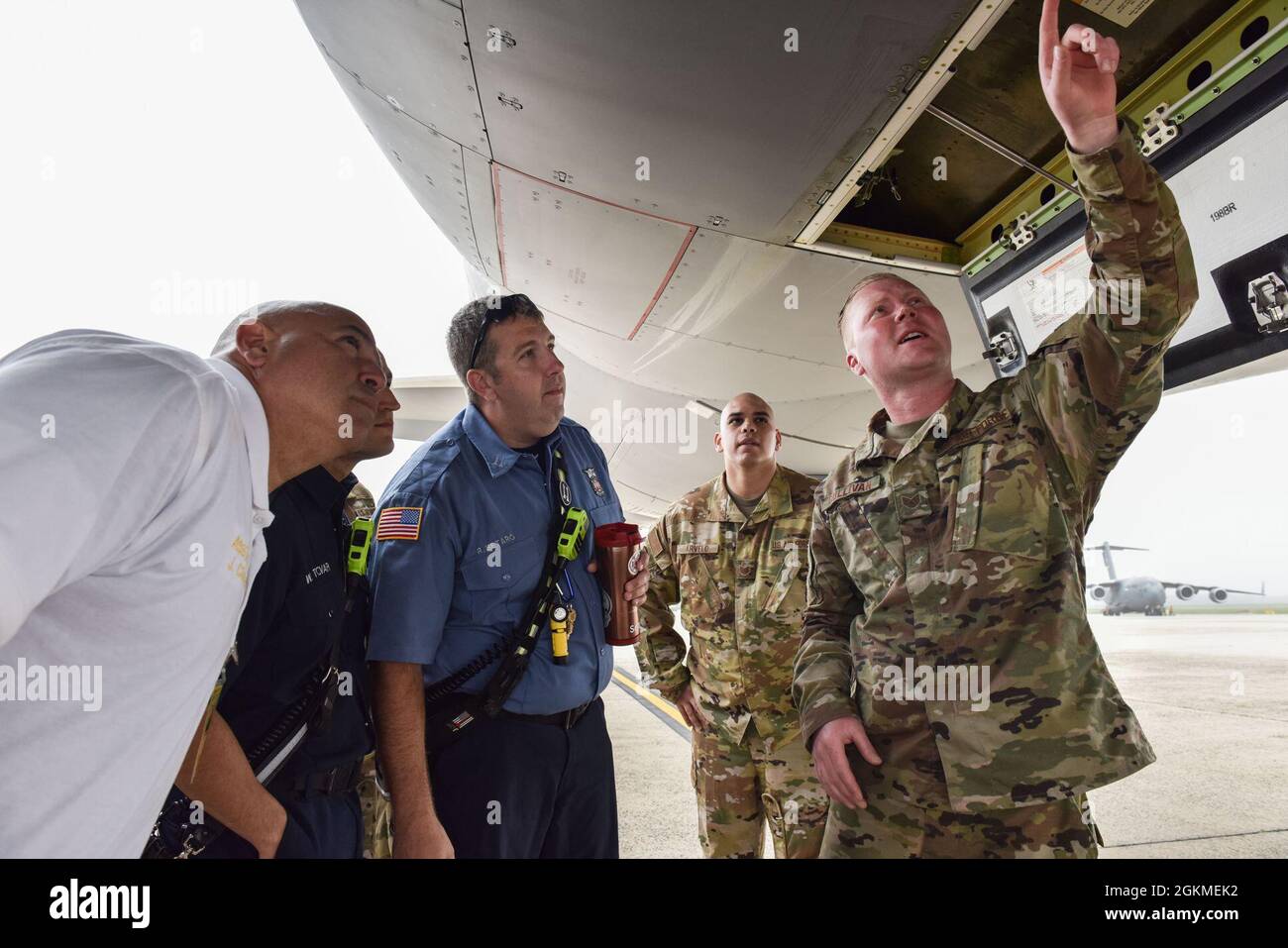 Un chef d'équipage du KC-46 Pegasus donne aux pompiers du 87e Escadron de génie civil un aperçu approfondi de la queue lors de l'entraînement de familiarisation à la base commune McGuire-dix-Lakehurst, N.J., le 26 mai 2021. Le 87e service d'incendie de la SCÉ a pu localiser les principales différences entre l'appareil et le KC-10 Extender, ce qui les aide à mieux se préparer en cas d'urgence future. Banque D'Images