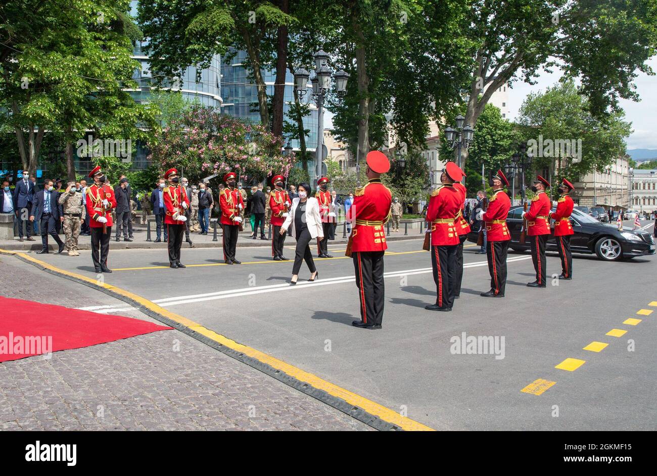 Salome Zourabichvili, président de la Géorgie, entre officiellement dans la cérémonie de la célébration de la Journée de l'indépendance de la Géorgie sur la place de la liberté à Tbilissi, en Géorgie, le 26 mai 2021. En ce jour, la Géorgie célèbre l'adoption de l'Acte d'indépendance, qui a créé la République démocratique de Géorgie en 1918. C'est aussi la 30e année du pays en tant que nation libre et indépendante depuis sa séparation de l'ancienne Union soviétique. Les Marines et les soldats américains ont été les seuls soldats étrangers invités à participer avec les troupes des Forces de défense géorgiennes pendant la célébration. Le Banque D'Images