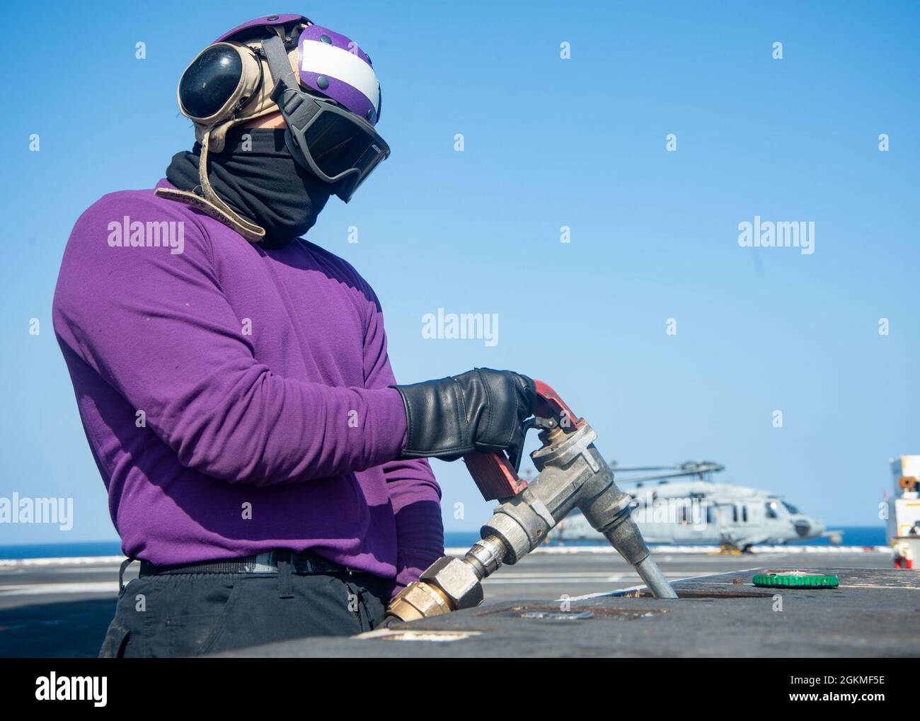 210526-N-BD352-0031 OCÉAN ATLANTIQUE (le 26 mai 2021) Aviation Boatswain's Mate (carburant) 3e classe Eric Sanchez, de St. Louis, ravitaillent en carburant un tracteur sur le pont de vol du porte-avions de la classe Nimitz USS Harry S. Truman (CVN 75) pendant les essais en mer après avoir complété une disponibilité progressive prolongée. Les essais en mer comprennent un essai complet des systèmes et des technologies du navire afin de s'assurer que le navire est prêt à reprendre ses activités. Banque D'Images