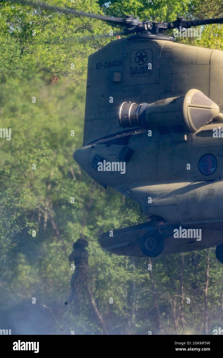 Environ 80 soldats de tout le pays se sont rendus à fort McCoy pour participer au concours du meilleur guerrier/meilleur escouade de la réserve de l'Armée de terre qui se déroulera du 19 au 28 mai 2021 à fort McCoy, Wis. Le BWC de 2021 est une compétition annuelle récurrente qui réunit les meilleurs soldats de toute la Réserve de l'Armée des États-Unis pour gagner le titre de « meilleur guerrier » ou « meilleur Squad » parmi leurs pairs. Les concurrents sont évalués sur leur capacité individuelle à s'adapter et à surmonter des scénarios difficiles et des événements axés sur la bataille, qui testent leurs capacités techniques et tactiques sous le stress et la fatigue extrême. Banque D'Images