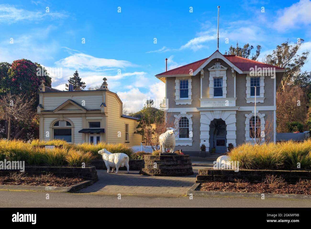 Hunterville, une petite ville de l'île du Nord de la Nouvelle-Zélande. Sculptures de moutons à l'extérieur de l'ancien bureau de poste et télégraphe (construit en 1904) Banque D'Images