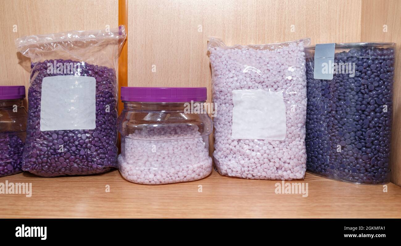 Image des sacs avec des granules de cire pour l'épilation Banque D'Images