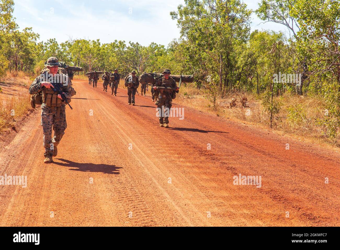 Marines des États-Unis avec Alpha Battery, 2e peloton de défense aérienne de basse altitude, avec l'élément de combat de l'aviation, Marine Rotational Force - Darwin, marchez en formation pendant une randonnée de 6 kilomètres à la zone d'entraînement de Mount Bundy, territoire du Nord, Australie, le 26 mai 2021. Alpha Battery a mené une formation tactique au cours d'une évolution de trois jours sur le terrain. 2nd LAAD est une unité de défense aérienne capable de fournir un avertissement précoce des menaces aériennes hostiles à d'autres éléments du système de défense aérienne. Banque D'Images