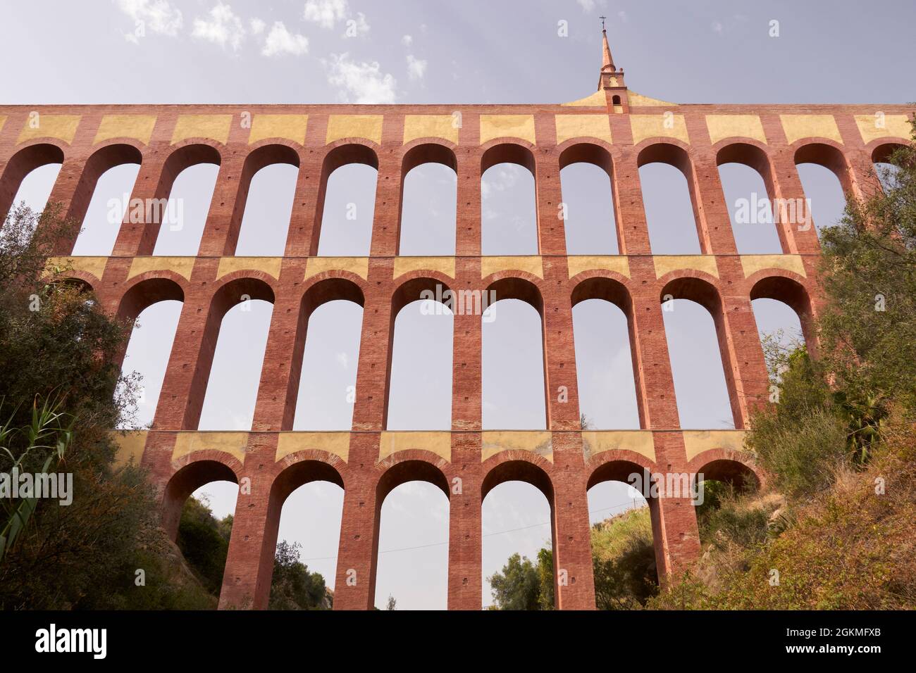 L'aqueduc d'Aguila a été désutilisé dans la ville de Nerja, Costa del sol. Malaga, Espagne Banque D'Images