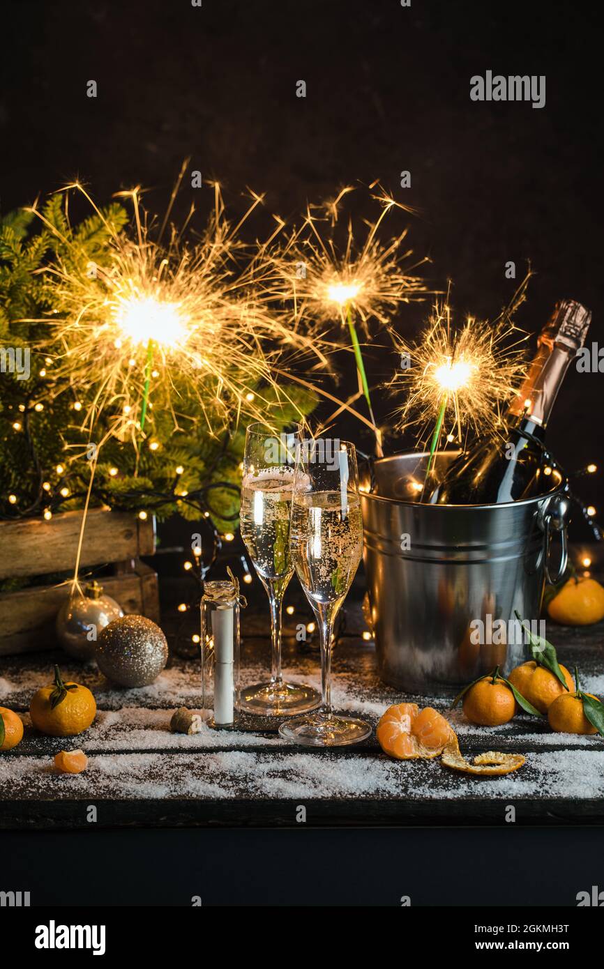 Bougie en bouteille de champagne Banque de photographies et d’images à haute résolution Alamy