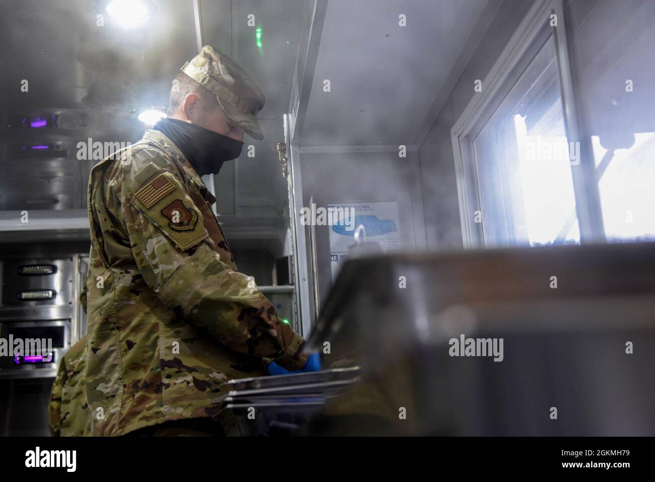 L'ancien Airman Zachary Wiseman, le 114e Escadron de soutien de la Force apprenti service alimentaire, cuisine la nourriture dans la remorque de cuisine mobile de secours en cas de catastrophe (DRMKT) le 27 mai 2021 à Joe Foss Field, Dakota du Sud. Les membres du 114e Escadron de soutien de la Force et de Babington Technology ont préparé et servi un déjeuner dans le DRMKT comme démonstration de ses capacités. Banque D'Images