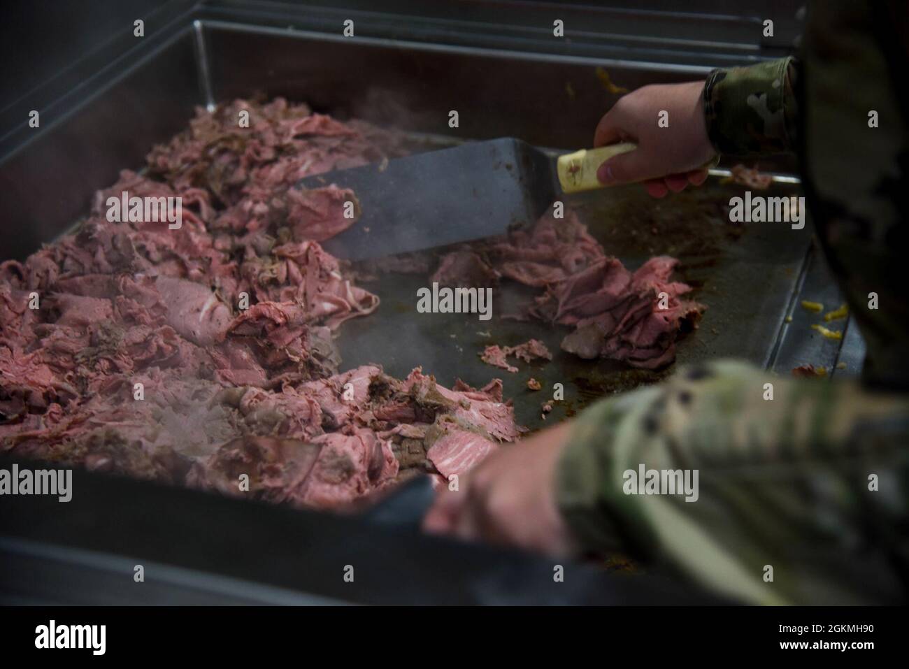Aliments cuits par le 114e Escadron de soutien de la Force dans la remorque de cuisine mobile de secours en cas de catastrophe (DRMKT) le 27 mai 2021 à Joe Foss Field, Dakota du Sud. Les membres du 114e Escadron de soutien de la Force et de Babington Technology ont préparé et servi un déjeuner dans le DRMKT comme démonstration de ses capacités. Banque D'Images