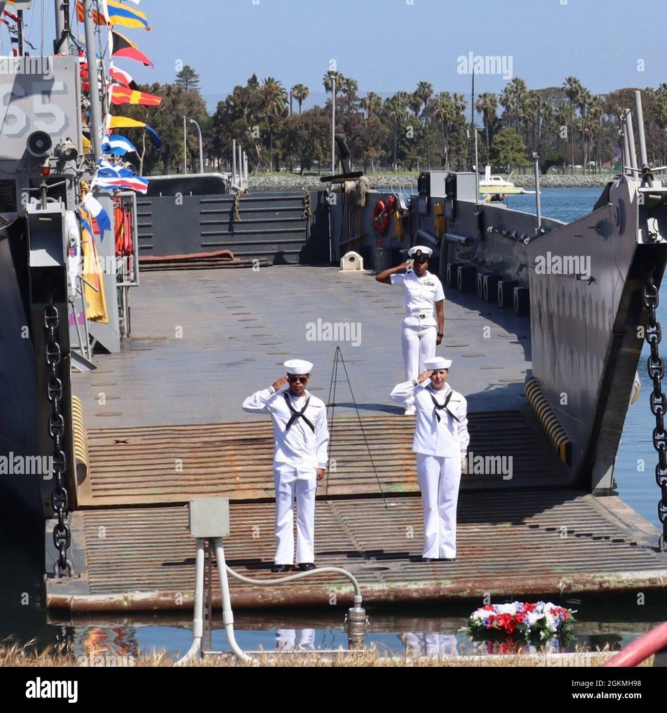 Les marins affectés à l'unité d'embarcations d'assaut (ACU) 1 participent à une cérémonie de pose de couronnes à bord de la base navale amphibie Coronado, en Californie, le 27 mai, pour commémorer le 52e anniversaire des attaques sur l'embarcation d'atterrissage, utilitaire (LCU) 1500 au Vietnam. Quatorze marins ont été tués et 12 blessés au cours des attaques de 1968 et 1969. Banque D'Images