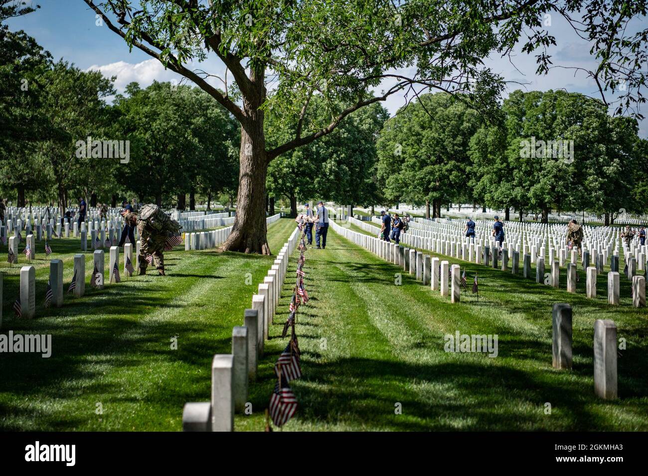 Les soldats de l'armée américaine 3d U.S. Infantry Regiment (The Old Guard), ainsi que les membres de service de toutes les branches de service des forces armées, placent plus de 265,000 drapeaux américains sur chaque tombe, colonne de cour de columbarium et colonne murale de niche dans le cadre de Flags-in au cimetière national d'Arlington, Arlington, Virginie, le 27 mai 2021. Depuis plus de 50 ans, les soldats de la vieille garde honorent les héros militaires tombés de notre pays en plaçant des drapeaux américains sur les tombes des militaires enterrés au cimetière national d'Arlington et au cimetière national des soldats et des aviateurs des États-Unis juste avant t Banque D'Images