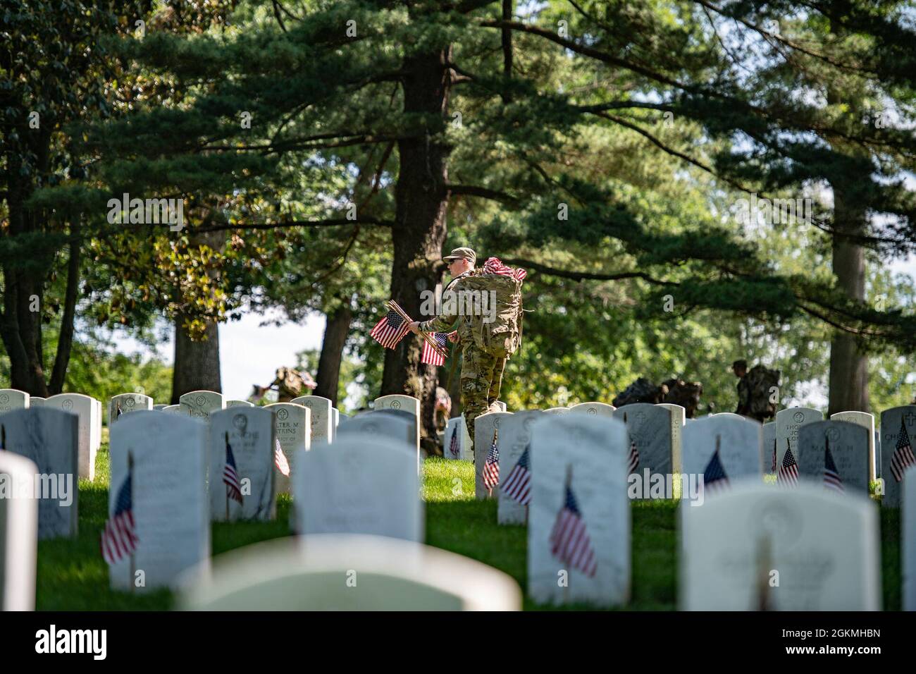 Les soldats de l'armée américaine 3d U.S. Infantry Regiment (The Old Guard), ainsi que les membres de service de toutes les branches de service des forces armées, placent plus de 265,000 drapeaux américains sur chaque tombe, colonne de cour de columbarium et colonne murale de niche dans le cadre de Flags-in au cimetière national d'Arlington, Arlington, Virginie, le 27 mai 2021. Depuis plus de 50 ans, les soldats de la vieille garde honorent les héros militaires tombés de notre pays en plaçant des drapeaux américains sur les tombes des militaires enterrés au cimetière national d'Arlington et au cimetière national des soldats et des aviateurs des États-Unis juste avant t Banque D'Images