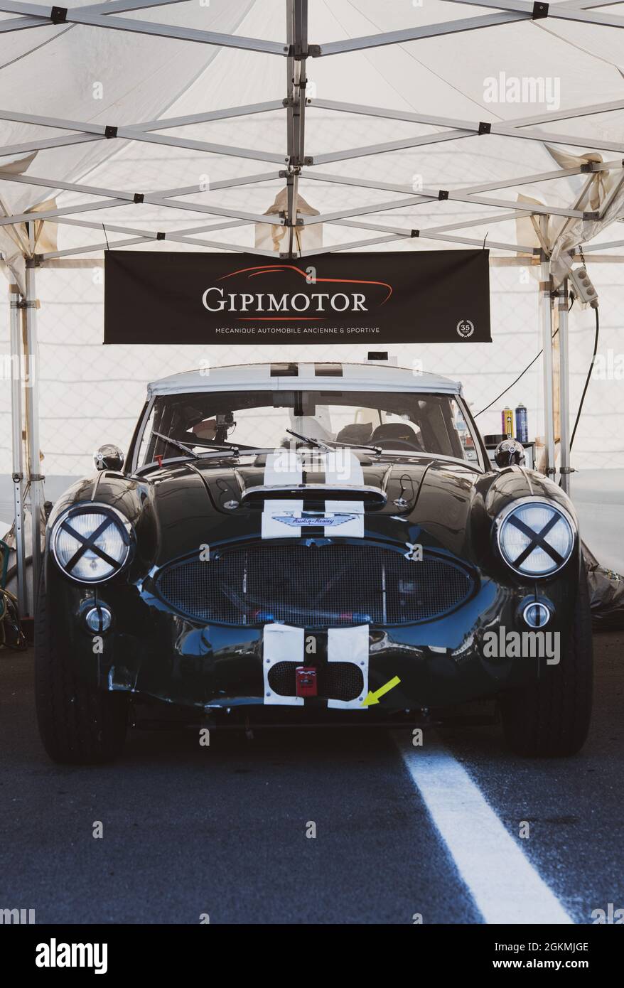 Italie, septembre 12 2021. Vallelunga classique. Austin Healey 100-4 voiture de course vintage des années soixante, garée dans le circuit paddock Banque D'Images