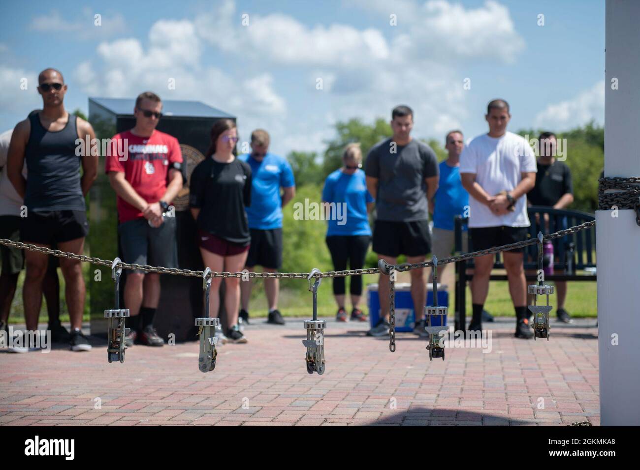 Les aviateurs de l'US Air Force se tiennent pour un moment de silence lors de la cérémonie annuelle de la course commémorative de Port Dawg au parc commémoratif Aaron Bessant à Panama City Beach, Floride, le 27 mai 2021. Après la course, les aviateurs présents qui avaient porté un appareil l'ont accroché à un ensemble de chaînes en souvenir de chaque port déchu de Dawg. Banque D'Images