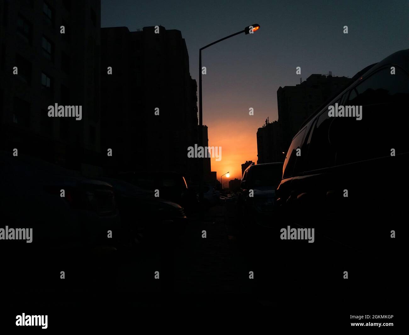 Belle vue sur le coucher du soleil dans la ville. Banque D'Images