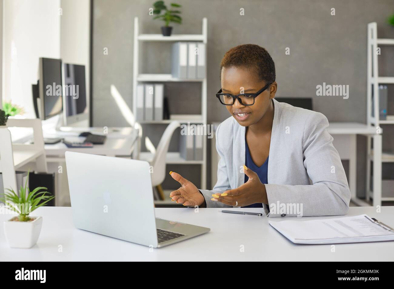 Femme d'affaires noire ayant une réunion en ligne via un appel vidéo sur son ordinateur portable Banque D'Images