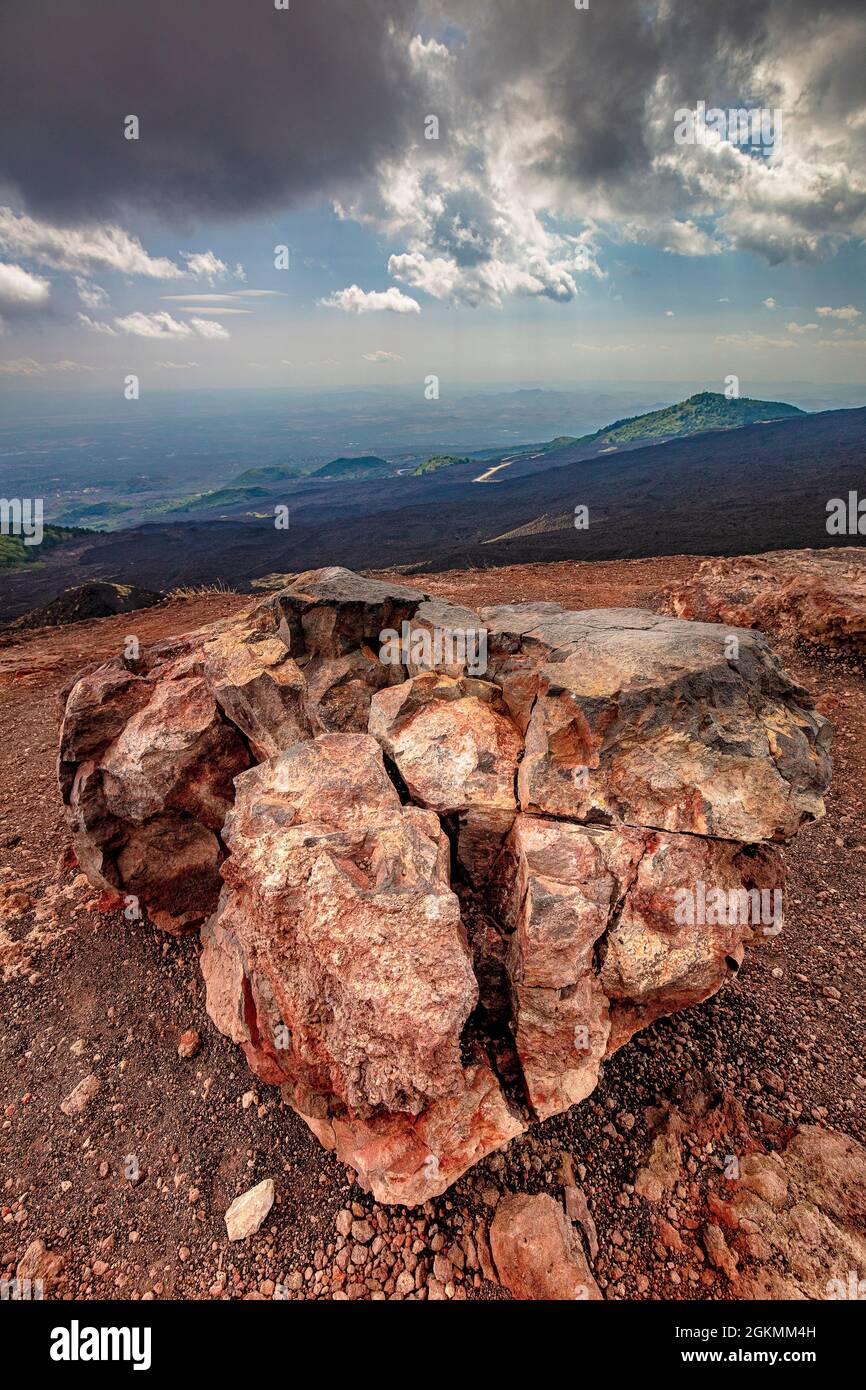 Gros rocher fracturé près d'un cratère du volcan Etna en Sicile. Italie. Banque D'Images